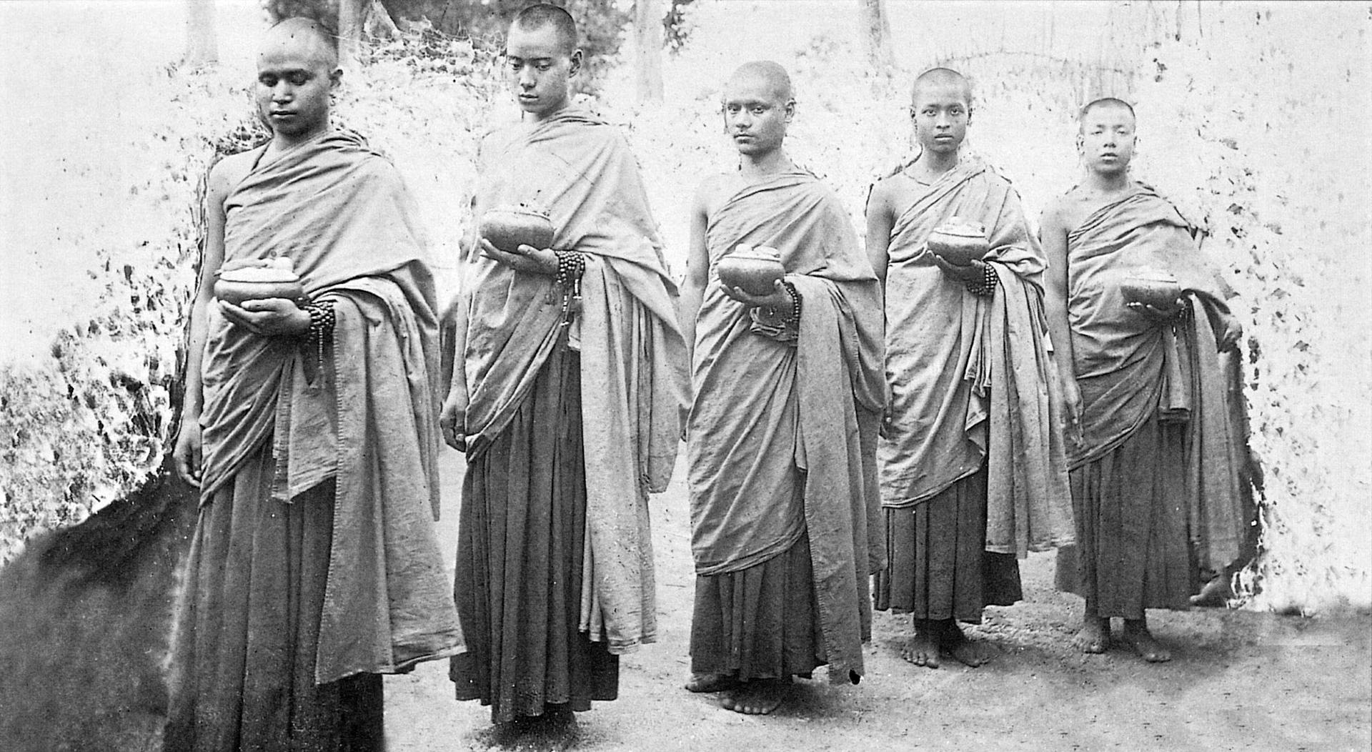 صورة قديمة لمجموعة من الرهبان البوذيّين من دولة نيبال.