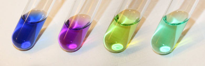 لون مختلف مركبات النيكل الثنائي في محاليل مائيّة من اليسار إلى اليمين: +Ni(NH3)6]2+, [Ni(en)3]2+, [NiCl4]2-, [Ni(H2O)6]2]. 