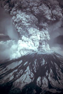 إن ثوران بركان ماونت سانت هيلين في العام ١٩٨٠ قد تسبب بتغيير التفكير الجيولوجي. By Austin Post - Public Domain, https://commons.wikimedia.org/w/index.php?curid=3157525 
